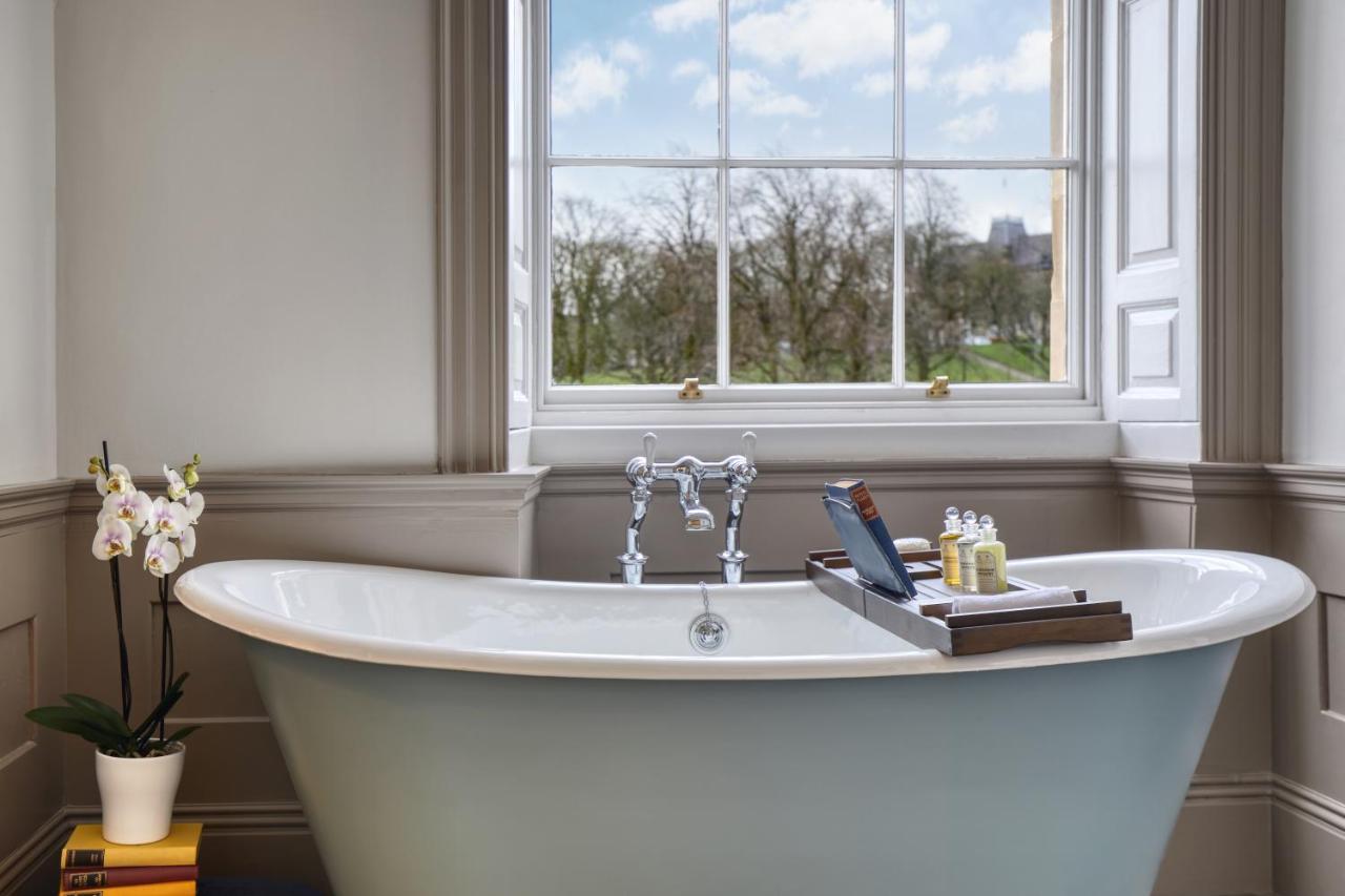 ホテル Ensana Buxton Crescent エクステリア 写真 A freestanding bathtub
