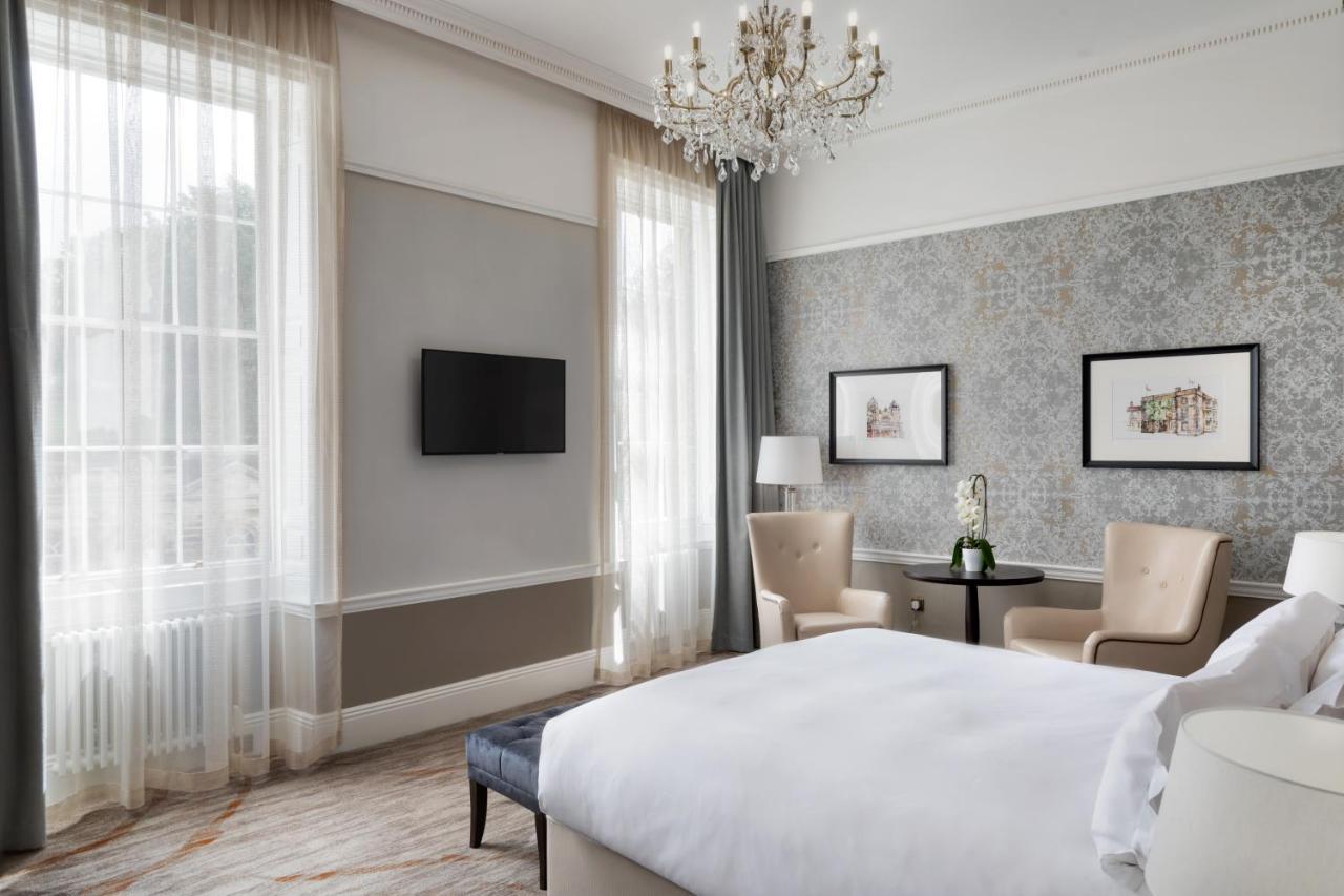 ホテル Ensana Buxton Crescent エクステリア 写真 A bedroom at The Carlyle