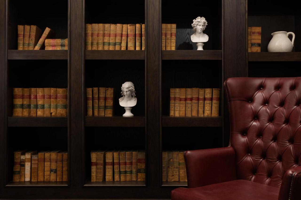 ホテル Ensana Buxton Crescent エクステリア 写真 A bookcase