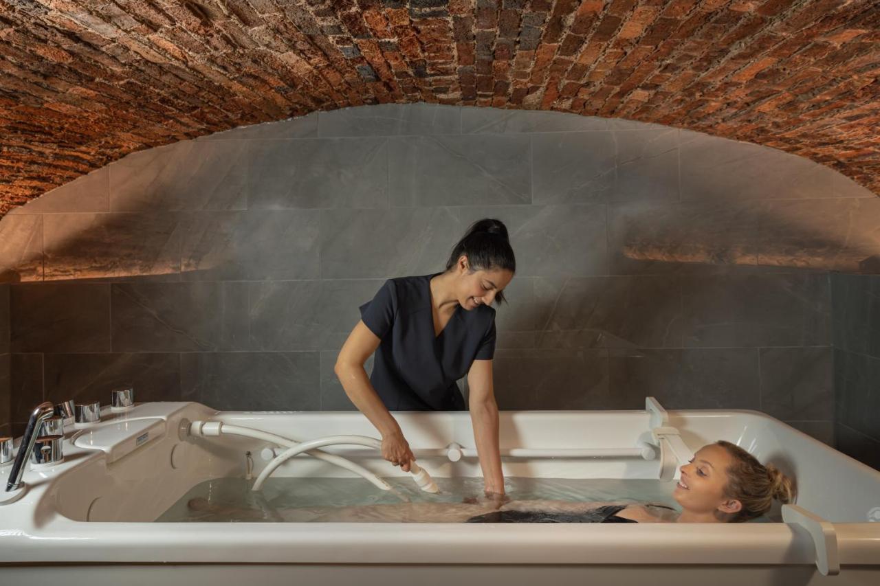 ホテル Ensana Buxton Crescent エクステリア 写真 A spa treatment